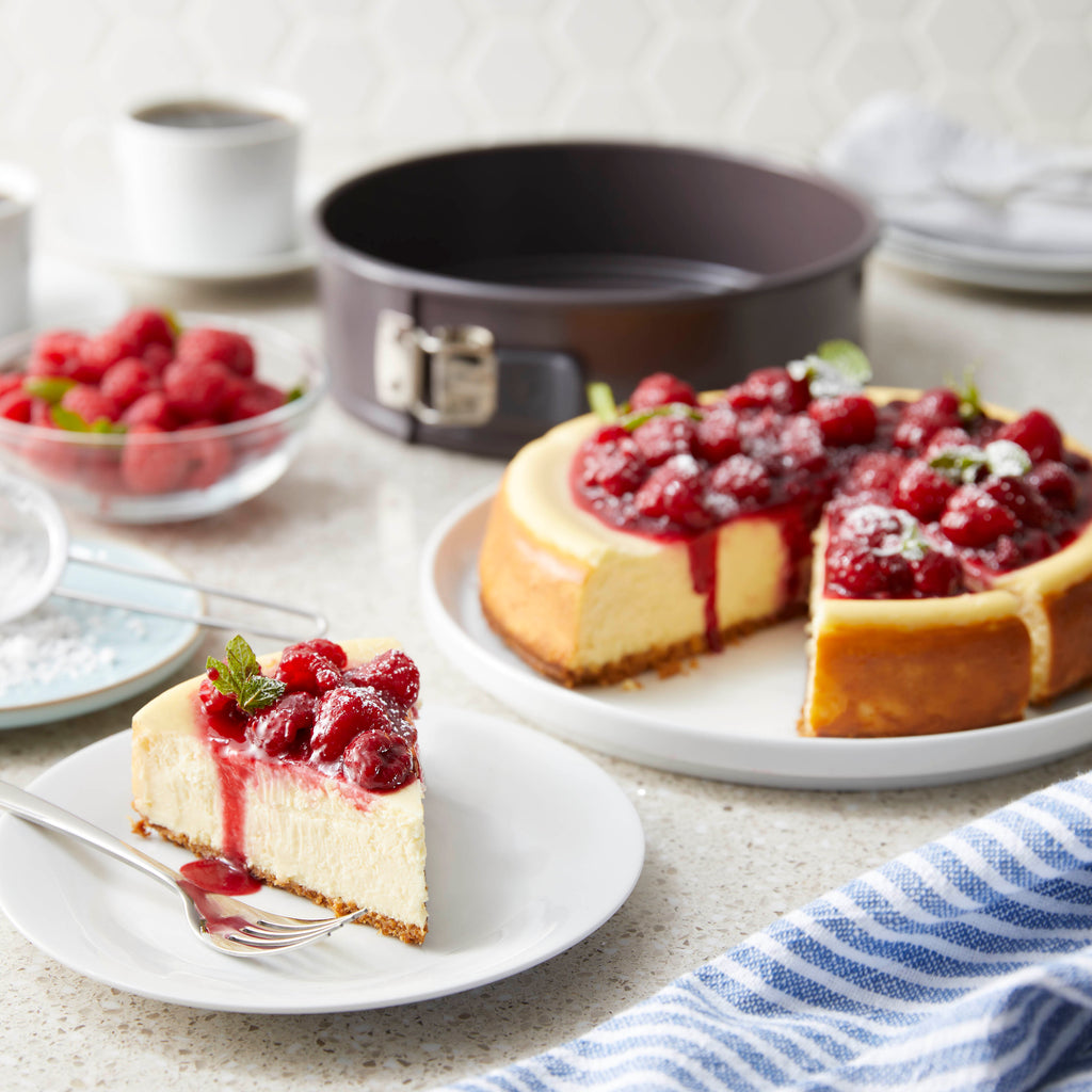 Classic Cheesecake with Raspberry Sauce